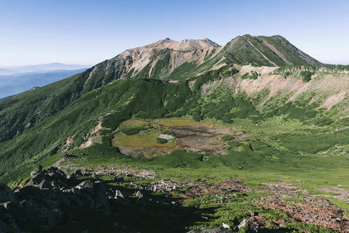 継子岳から見る御嶽山の全景と高山植物の景観