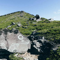 御嶽山の継子岳登山道、岩場と高山植物、青空の絶景の写真