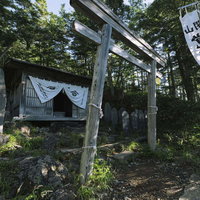 日本百名山・御嶽山の覚明修行の地に立つ鳥居の写真