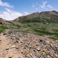 賽の河原から望む御嶽山の剣ヶ峰と山肌の景色の写真