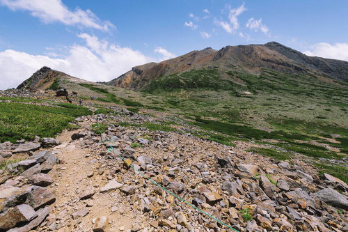 賽の河原から望む御嶽山の剣ヶ峰と山肌の景色