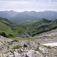 黒部五郎岳の巨大なカール地形と残雪が点在する圏谷の風景の写真