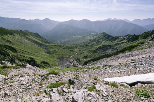 黒部五郎岳の巨大なカール地形と残雪が点在する圏谷の風景