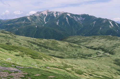 赤木平から望む薬師岳と黒部五郎岳の山並み