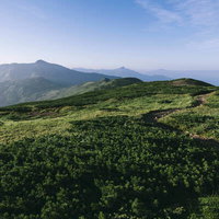 黒部五郎岳へ向かう長大な稜線と連なる山々の写真