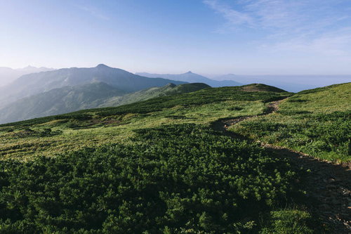 黒部五郎岳へ向かう長大な稜線と連なる山々