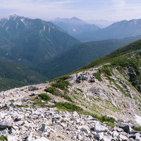 黒部五郎岳の登山道から立山方面を眺める雄大な山並みの写真