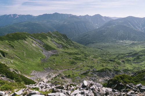 黒部五郎岳の巨大なカールと連なる山々の岩壁と雪渓