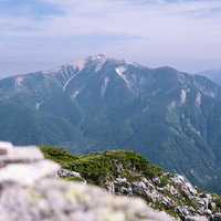 黒部五郎岳山頂から見る薬師岳と連峰の雄大な山並みの写真