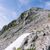 黒部五郎岳山頂へ続く稜線の登山道と岩峰の山岳風景の写真