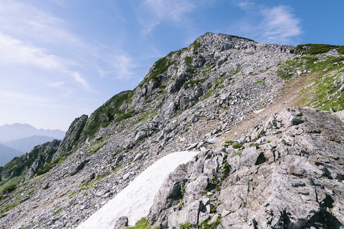 黒部五郎岳山頂へ続く稜線の登山道と岩峰の山岳風景