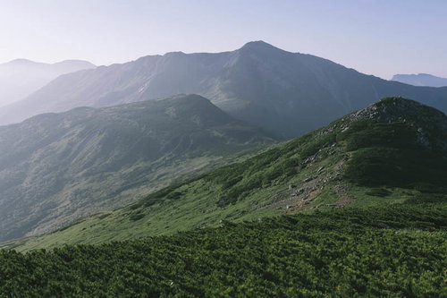 黒部五郎岳の稜線から眺める雄大な山々と北アルプスの峰々