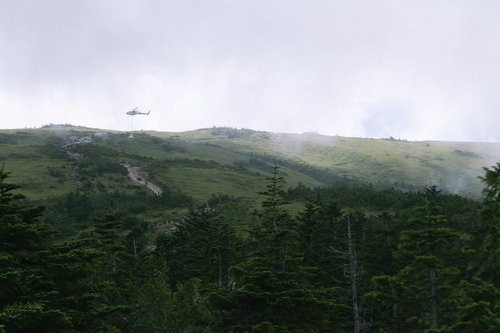 薬師岳の太郎平への道で資材を運ぶヘリコプター