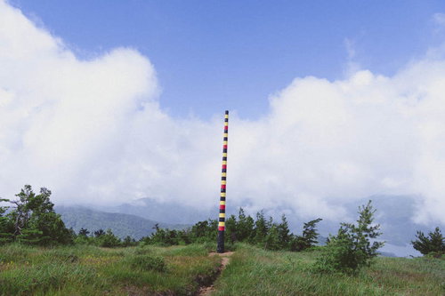 日本百名山・薬師岳の山頂に立つ積雪観測ポール