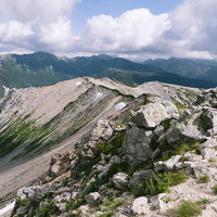 薬師岳の稜線から眺める北アルプス南部の山並みの写真