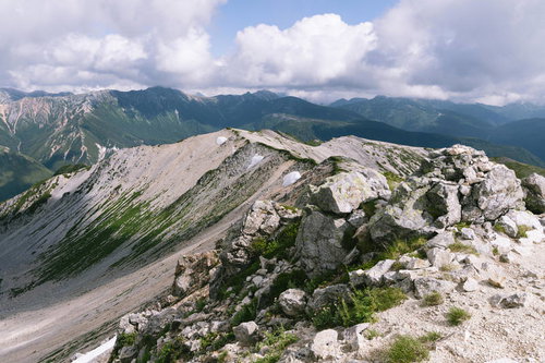 薬師岳の稜線から眺める北アルプス南部の山並み