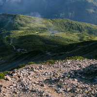 薬師岳の登山道から太郎平方面を見下ろす山並みの写真