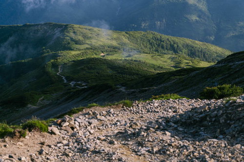 薬師岳の登山道から太郎平方面を見下ろす山並み
