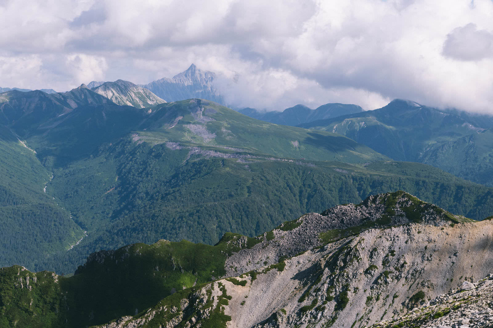薬師岳から眺めた槍ヶ岳と北アルプスの山々の遠景