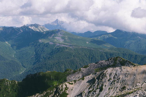 薬師岳の山頂から眺める槍ヶ岳と北アルプスの山並み
