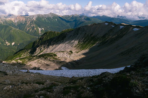 薬師岳の巨大なカール地形と雄大な稜線、氷河地形の絶景