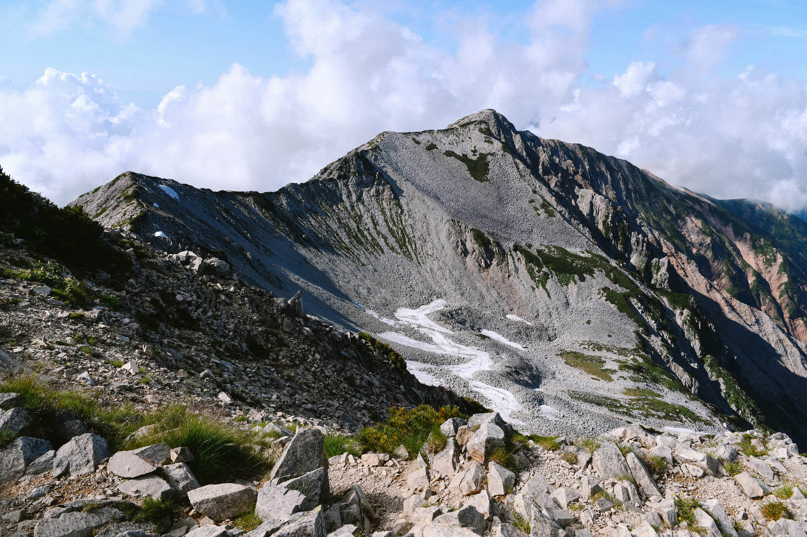 薬師岳山頂から見た北薬師岳の雄大な山容と青空