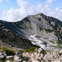 薬師岳山頂から眺める北薬師岳と連なる尾根の写真