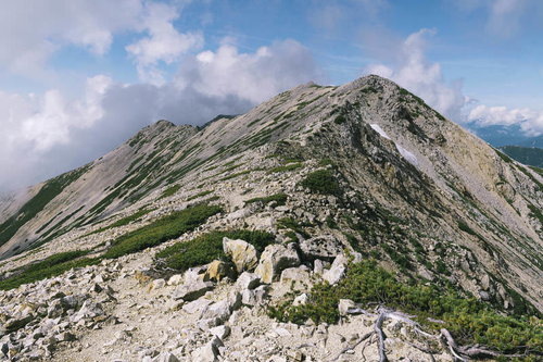 薬師岳山頂への岩稜帯の尾根道と雲海の絶景