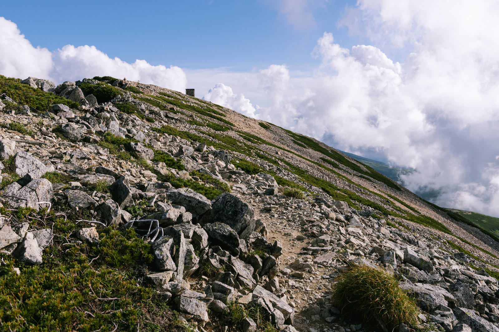 薬師岳山頂の稜線と登山道