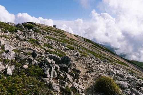 薬師岳山頂の稜線と雲海の景色 日本百名山の雄大な岩稜