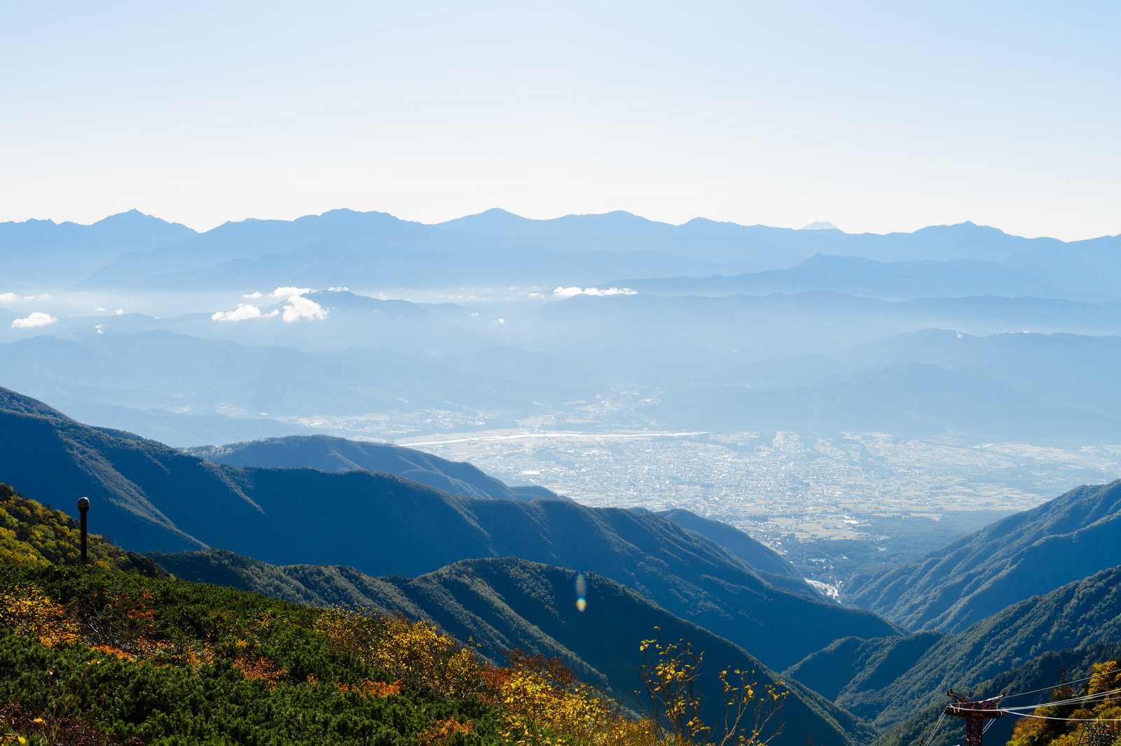 中央アルプスから眺める南アルプスの山並みと雲海の風景