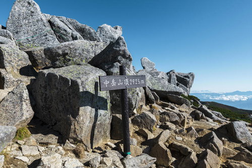 中央アルプス木曽駒ヶ岳の中岳山頂、ゴツゴツした岩石
