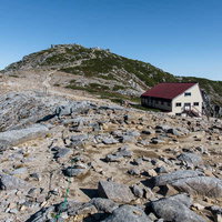 中央アルプス稜線の山小屋と木曽駒ヶ岳の写真