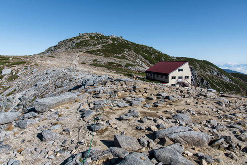 中央アルプス木曽駒ヶ岳の稜線に建つ山小屋