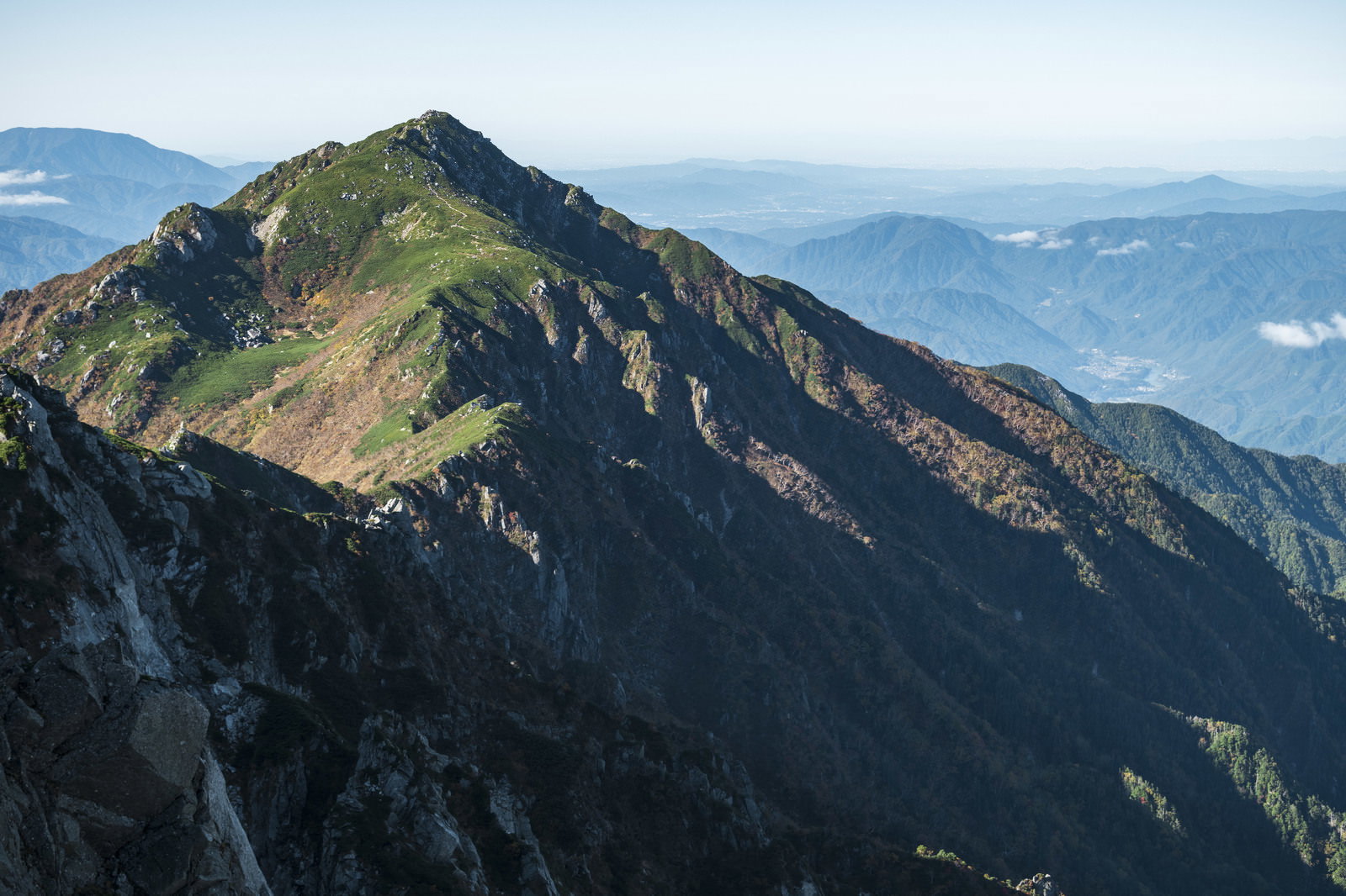 乗越浄土から見た三ノ沢岳の雄大な山岳風景