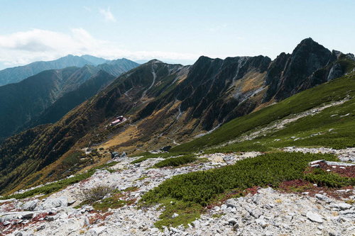 伊那前岳稜線から見る千畳敷カールと中央アルプスの山々