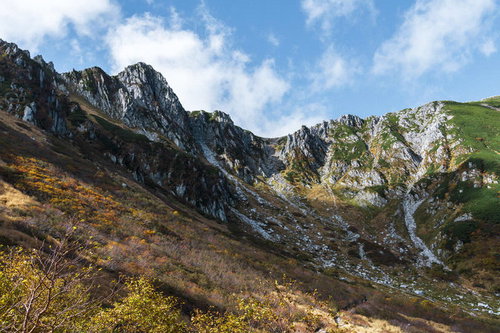 午後の日差しに輝く木曽駒ヶ岳・千畳敷カールの紅葉