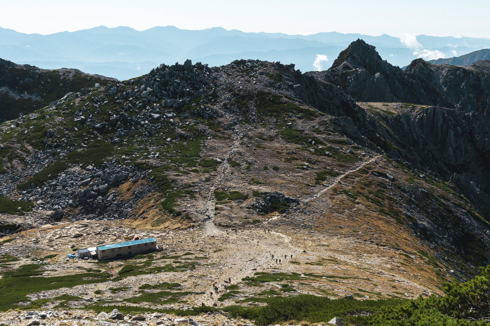 険しい宝剣岳を背景に建つ宝剣山荘の山岳風景