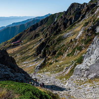 日本百名山・木曽駒ヶ岳の千畳敷カール、岩々しい登山道の写真