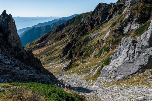 日本百名山・木曽駒ヶ岳の千畳敷カール、岩々しい登山道