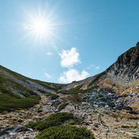 日本百名山・木曽駒ヶ岳の千畳敷カールに広がる紅葉と光芒の写真