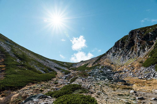 日本百名山・木曽駒ヶ岳の千畳敷カールに広がる紅葉と光芒