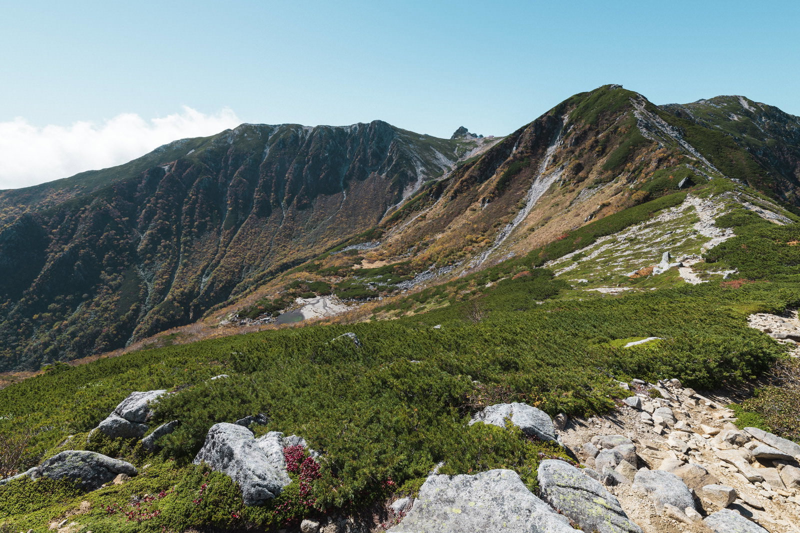 木曽駒ヶ岳の長大なカールと登山道、紅葉した山肌の風景