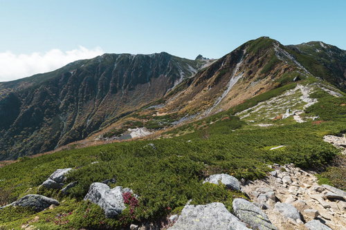 木曽駒ヶ岳の長大なカールと登山道、秋の紅葉に染まる山肌