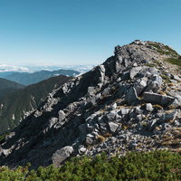 日本百名山・木曽駒ヶ岳の岩場が続く稜線の山頂眺望の写真