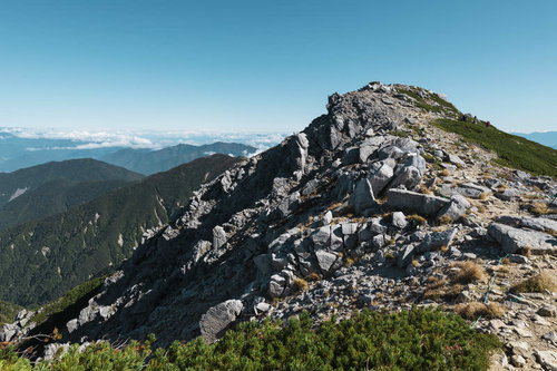 日本百名山・木曽駒ヶ岳の岩場が続く稜線の山頂眺望