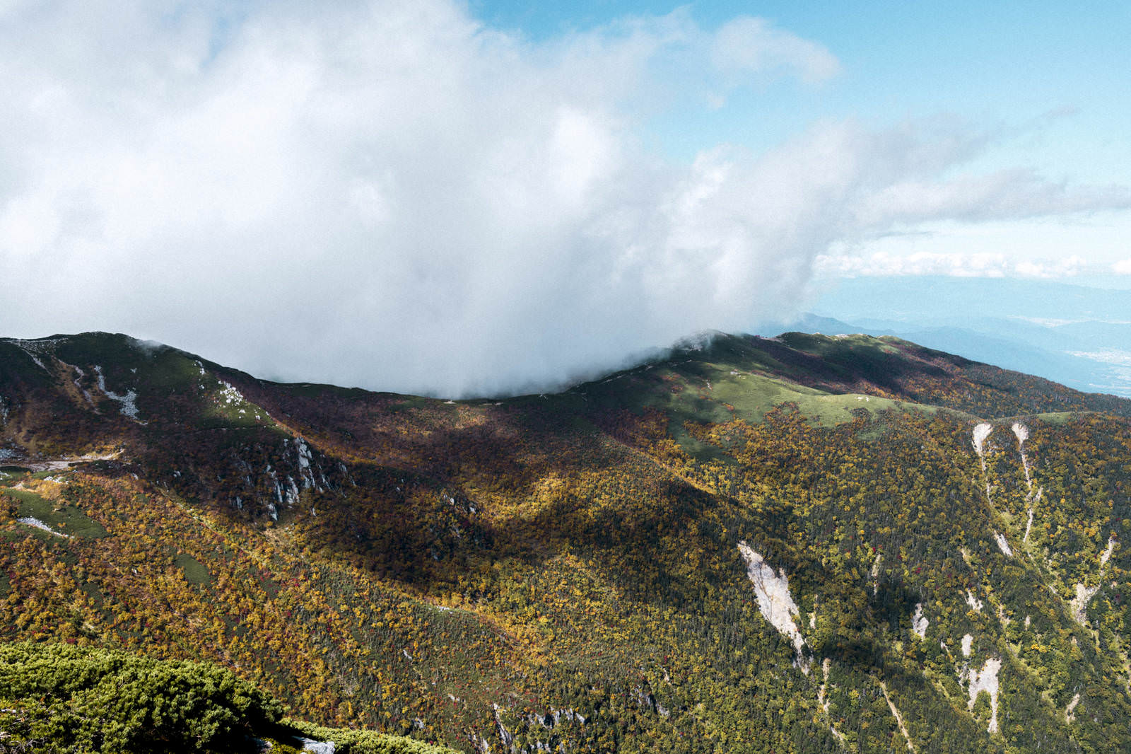 木曽駒ヶ岳の稜線に白い雲が覆いかぶさる山岳風景