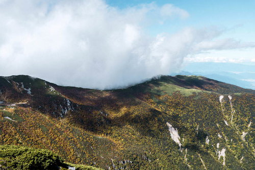 木曽駒ヶ岳の稜線に覆いかぶさる雲と青空、中央アルプスの絶景