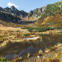 秋の千畳敷カール、黄金色の草紅葉に映える木曽駒ヶ岳の氷河地形の写真