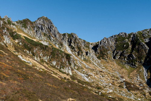 秋の宝剣岳と千畳敷カール、紅葉に染まる中央アルプス